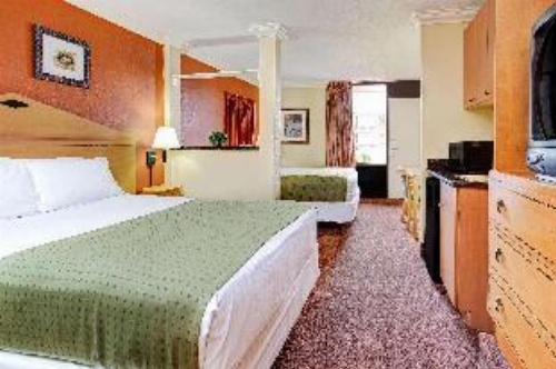 Days Inn by Wyndham Kissimmee West image 1
